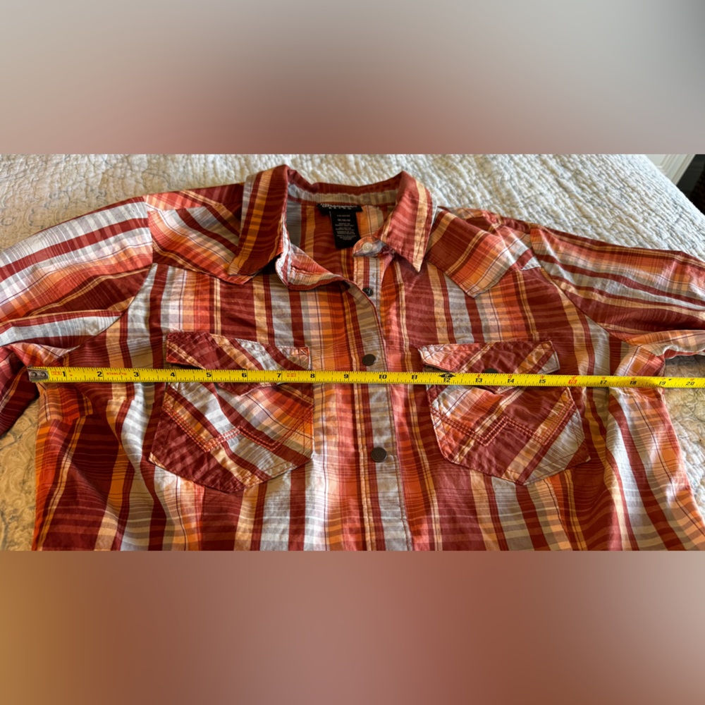 WOMEN'S WRANGLER® LONG SLEEVE POINTED YOKE WESTERN SNAP PLAID SHIRT IN ORANGE - Picture 2 of 15